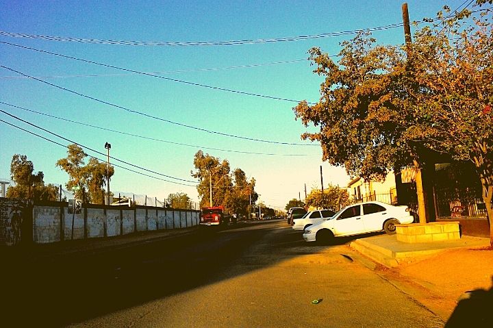 carro na calçada